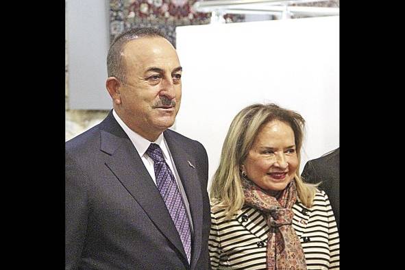 El ministro de Exteriores turco, Mevlüt Çavusoglu, junto a la embajadora de Panamá en Turquía, Mariela Sagel. El ministro de Exteriores turco, Mevlüt Çavusoglu, junto a la embajadora de Panamá en Turquía, Mariela Sagel.