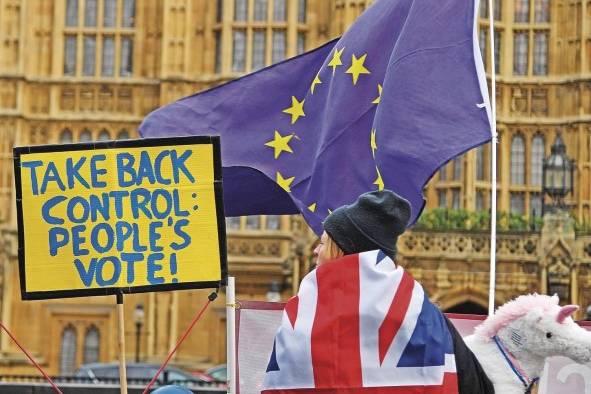 Una manifestante contraria al 'Brexit' participa en una protesta a las afueras del Parlamento. Una manifestante contraria al 'Brexit' participa en una protesta a las afueras del Parlamento.