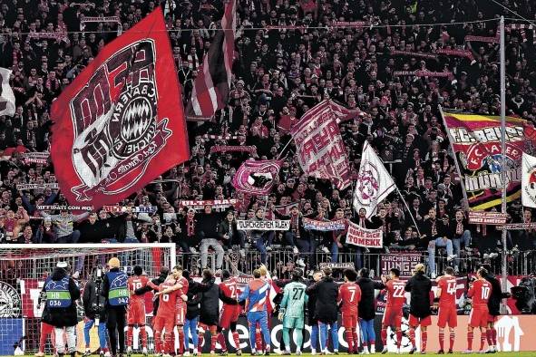 El equipo del Bayern Múnich celebra el triunfo con la afición. El equipo del Bayern Múnich celebra el triunfo con la afición.