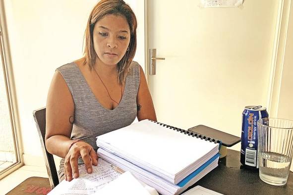 Alexandra Vence, exdirectora de la cárcel La Joyita, muestra los reportes sobre la cárcel que elevó a sus superiores. Alexandra Vence, exdirectora de la cárcel La Joyita, muestra los reportes sobre la cárcel que elevó a sus superiores.