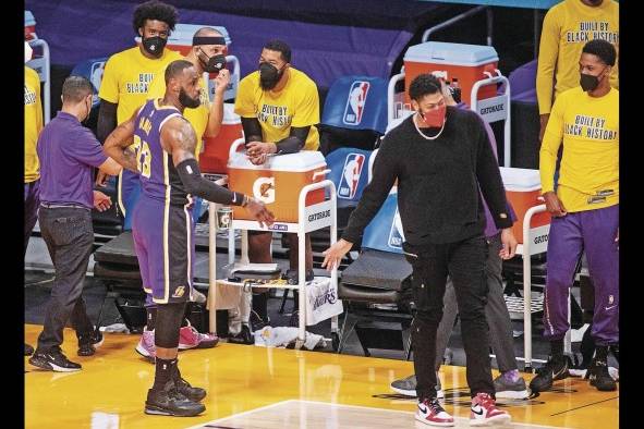 LeBron James de Los Ángeles Lakers le da la mano a Anthony Davis al final de un juego de la NBA. LeBron James de Los Ángeles Lakers le da la mano a Anthony Davis al final de un juego de la NBA.