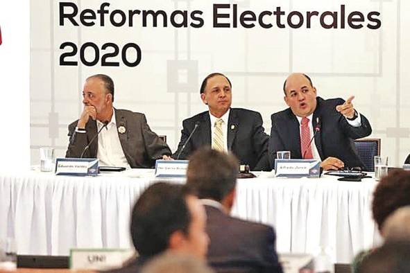Escoffery (izq.) salvó el voto, Araúz (c) y Juncá (der.) decidieron mantenerle el fuero al expresidente Martinelli. Escoffery (izq.) salvó el voto, Araúz (c) y Juncá (der.) decidieron mantenerle el fuero al expresidente Martinelli.