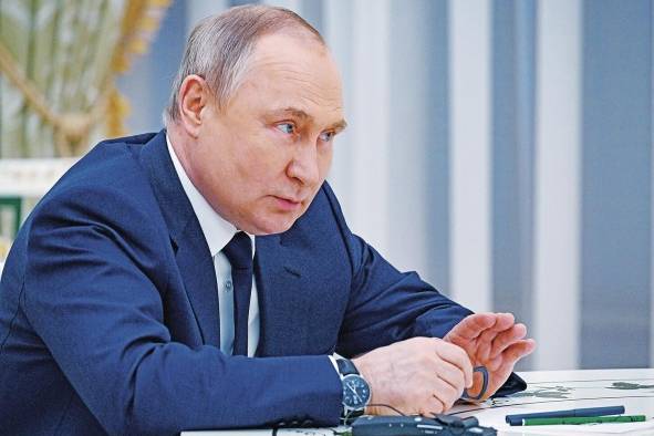 Similarmente, en la Rusia de Vladimir Putin, el régimen ha eliminado sistemáticamente a sus opositores a través del uso de la desinformación y la violencia. Similarmente, en la Rusia de Vladimir Putin, el régimen ha eliminado sistemáticamente a sus opositores a través del uso de la desinformación y la violencia.