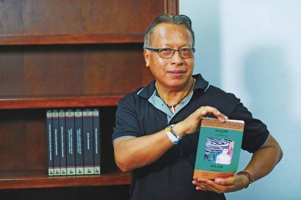 El escritor panameño Leadimiro González con su última obra 'Kilor y el monstruo'. El escritor panameño Leadimiro González con su última obra 'Kilor y el monstruo'.