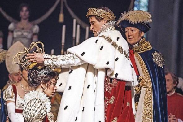 El vestuario realizado por David Crossman y Janty Yates realza el derroche de riquezas en el estilo de Bonaparte y Josefina. El vestuario realizado por David Crossman y Janty Yates realza el derroche de riquezas en el estilo de Bonaparte y Josefina.