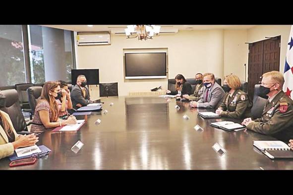 Tras arribar a suelo panameño, Richardson sostuvo una reunión con la canciller de Panamá, Erika Mouynes. Tras arribar a suelo panameño, Richardson sostuvo una reunión con la canciller de Panamá, Erika Mouynes.