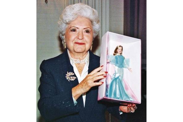 Gerwig hace un homenaje a Ruth Handler, presidenta de Mattel e inventora de Barbie y Ken. Gerwig hace un homenaje a Ruth Handler, presidenta de Mattel e inventora de Barbie y Ken.