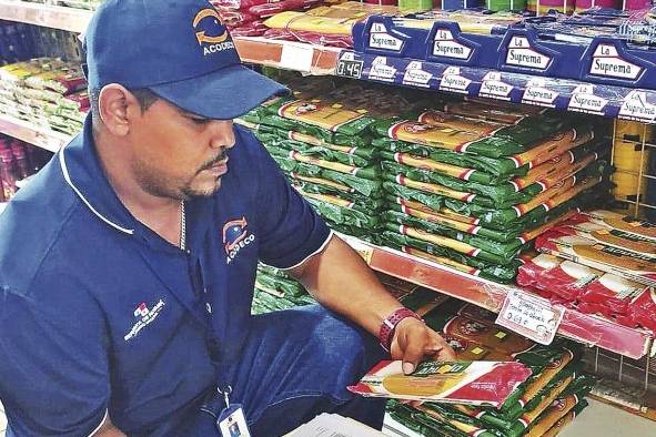 Agentes económicos de la Acodeco en los operativos de control de precio. Agentes económicos de la Acodeco en los operativos de control de precio.