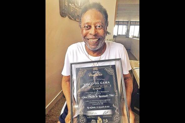 Fotografía cedida por la asesoría de prensa del astro brasileño Edson Arantes do Nascimento 'Pelé' en la que aparece con una placa de socio honorífico del Vasco da Gama, en Santos, Brasil. Fotografía cedida por la asesoría de prensa del astro brasileño Edson Arantes do Nascimento 'Pelé' en la que aparece con una placa de socio honorífico del Vasco da Gama, en Santos, Brasil.