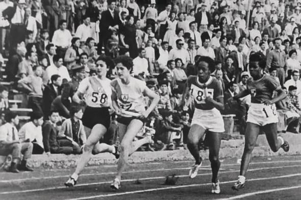 Carlota Gooden recibe el testigo de Silvia Hunt (extremo derecho), durante la final de los 100 metros planos del Iberoamericano Atlético de Chile 1960. Carlota Gooden recibe el testigo de Silvia Hunt (extremo derecho), durante la final de los 100 metros planos del Iberoamericano Atlético de Chile 1960.
