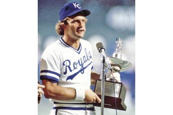 Brett obtuvo el premio MVP (L.A.) en 1980 y el MVP Serie de Campeonato de 1985. Brett obtuvo el premio MVP (L.A.) en 1980 y el MVP Serie de Campeonato de 1985.