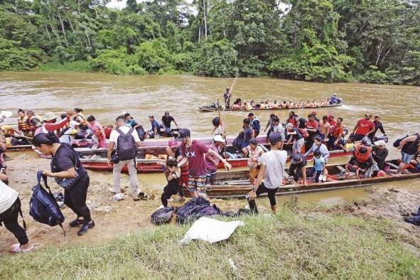 Imagen de archivo donde migrantes llegan de Colombial al sector de Lajas Blancas en, Darién (Panamá). Imagen de archivo donde migrantes llegan de Colombial al sector de Lajas Blancas en, Darién (Panamá).