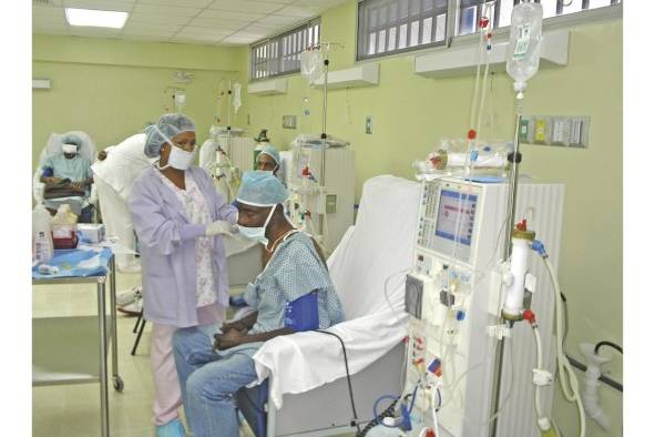 Pacientes que reciben tratamientos de hemodiálisis. Pacientes que reciben tratamientos de hemodiálisis.