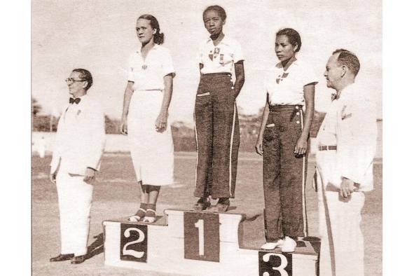 Las atletas panameñas Lilia Wilson (centro) e Isabel Sullivan (Der.) lograron las preseas de oro y bronce en el salto de altura de los Centroamericanos y del Caribe de 1938, realizados en Panamá. Las atletas panameñas Lilia Wilson (centro) e Isabel Sullivan (Der.) lograron las preseas de oro y bronce en el salto de altura de los Centroamericanos y del Caribe de 1938, realizados en Panamá.