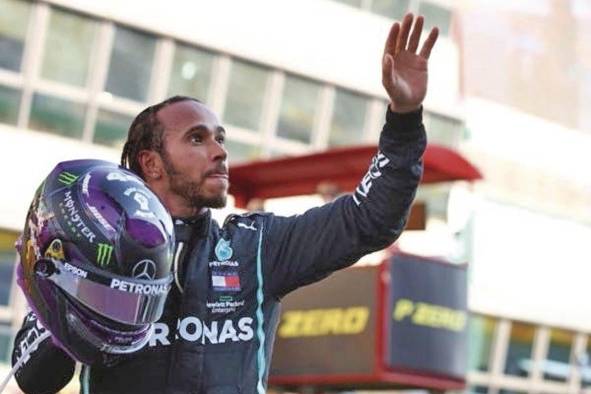 <strong>Lewis Hamilton </strong><strong></strong>Lewis<strong> </strong>Carl Davidson Hamilton nació el 7 de enero de 1985, en el Reino Unido. Este piloto británico de automovilismo se ha destacado en la Fórmula 1. Desde 2007 hasta 2012 fue piloto de la escudería McLaren, con la cual fue campeón en 2008 y subcampeón en 2007. En 2013 se convirtió en piloto de Mercedes, resultando campeón en 2014, 2015, 2017, 2018, 2019, y subcampeón en 2016. Medios internacionales reportan que Hamilton va camino a su séptimo mundial y se ha sumado a una lista exclusiva en la que aparecen políticos, músicos, activistas y estrellas del deporte, fruto de su rendimiento en la pista y su lucha para combatir el racismo. Hamilton ha defendido la causa 'Black Lives Matter' en las carreras de F1 este año, y en su inclusión en la lista de la revista Time aparecen elogios del piloto de Nascar Bubba Wallace, quien dijo lo siguiente: “Soy el único piloto negro en la categoría más alta de Nascar. Así que el ejemplo de Lewis, como único piloto negro de la F1, es particularmente significativo para mí. Demuestra que estamos ahí. Verle conquistar la pista casi todos los fines de semana, me motiva a intentar hacer lo mismo” y agregó que su activismo sin duda ha conmovido al mundo entero. “Lewis ha atraído la atención internacional al movimiento 'Black Lives Matter' mediante su defensa en las redes sociales y en las carreras de Fórmula 1”. <strong>Lewis Hamilton </strong><strong></strong>Lewis<strong> </strong>Carl Davidson Hamilton nació el 7 de enero de 1985, en el Reino Unido. Este piloto británico de automovilismo se ha destacado en la Fórmula 1. Desde 2007 hasta 2012 fue piloto de la escudería McLaren, con la cual fue campeón en 2008 y subcampeón en 2007. En 2013 se convirtió en piloto de Mercedes, resultando campeón en 2014, 2015, 2017, 2018, 2019, y subcampeón en 2016. Medios internacionales reportan que Hamilton va camino a su séptimo mundial y se ha sumado a una lista exclusiva en la que aparecen políticos, músicos, activistas y estrellas del deporte, fruto de su rendimiento en la pista y su lucha para combatir el racismo. Hamilton ha defendido la causa 'Black Lives Matter' en las carreras de F1 este año, y en su inclusión en la lista de la revista Time aparecen elogios del piloto de Nascar Bubba Wallace, quien dijo lo siguiente: “Soy el único piloto negro en la categoría más alta de Nascar. Así que el ejemplo de Lewis, como único piloto negro de la F1, es particularmente significativo para mí. Demuestra que estamos ahí. Verle conquistar la pista casi todos los fines de semana, me motiva a intentar hacer lo mismo” y agregó que su activismo sin duda ha conmovido al mundo entero. “Lewis ha atraído la atención internacional al movimiento 'Black Lives Matter' mediante su defensa en las redes sociales y en las carreras de Fórmula 1”.