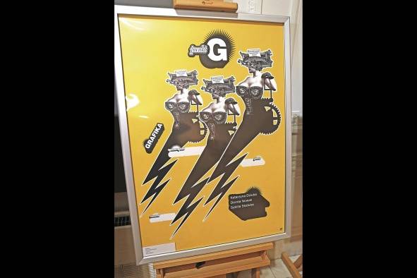 Los carteles que muestran a la mujer como “máquinas” y herramientas militares, fueron diseñadas por muejeres artistas polacas. Los carteles que muestran a la mujer como “máquinas” y herramientas militares, fueron diseñadas por muejeres artistas polacas.