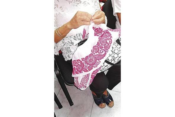 La pollera es un vestido hecho totalmente a mano. La pollera es un vestido hecho totalmente a mano.