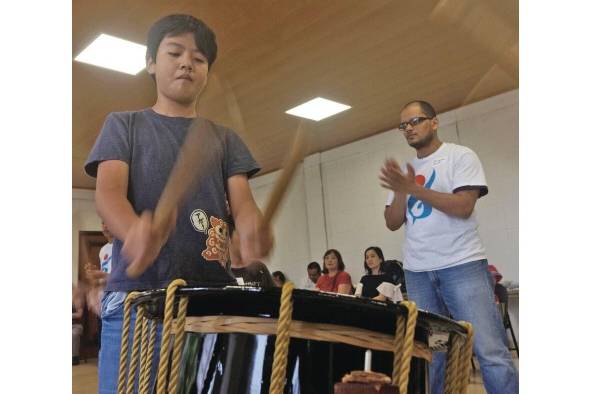 Niños y jóvenes se enfrentaron a los taiko Niños y jóvenes se enfrentaron a los taiko
