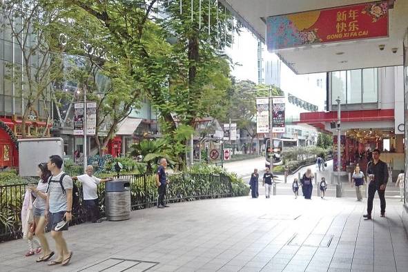 Orchard Road es la calle comercial más famosa de Singapur con tiendas de lujo hasta gastronomía de clase mundial y alberga una gran cantidad de experiencias. Orchard Road es la calle comercial más famosa de Singapur con tiendas de lujo hasta gastronomía de clase mundial y alberga una gran cantidad de experiencias.