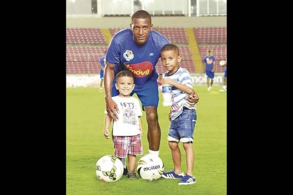 En el Estadio Rommel Fernández, durante un entrenamiento con la Selección Nacional dirigida por Hernán Darío Gómez, junto a sus dos hijos Liedson Abdiel y Joao Amaurin. En el Estadio Rommel Fernández, durante un entrenamiento con la Selección Nacional dirigida por Hernán Darío Gómez, junto a sus dos hijos Liedson Abdiel y Joao Amaurin.