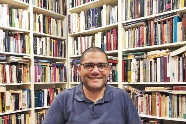 Pedro Crenes Castro, autor de los libros “El boxeador catequista”, “Microndo”, “Cómo ser Charles Atlas” y “Crónicas del solar”. Pedro Crenes Castro, autor de los libros “El boxeador catequista”, “Microndo”, “Cómo ser Charles Atlas” y “Crónicas del solar”.