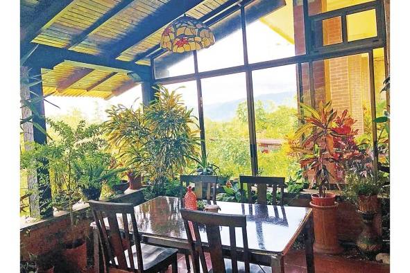 La Ranita Gourmet ofrece “un poco de todo”, con sabor y aroma local, en unas de las mejores vistas de El Valle de Antón. La Ranita Gourmet ofrece “un poco de todo”, con sabor y aroma local, en unas de las mejores vistas de El Valle de Antón.