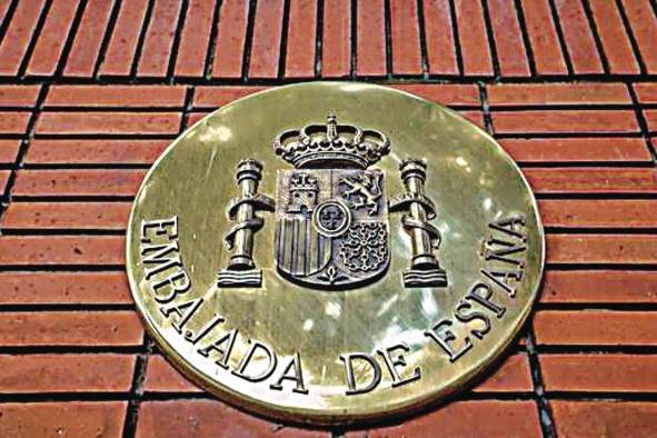 Placa en la fachada de la embajada española en Caracas. Placa en la fachada de la embajada española en Caracas.