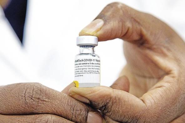 Para la primera fase, Pfizer proporcionará a Panamá 450 mil dosis que garanticen la vacunación de 225 mil personas. Para la primera fase, Pfizer proporcionará a Panamá 450 mil dosis que garanticen la vacunación de 225 mil personas.
