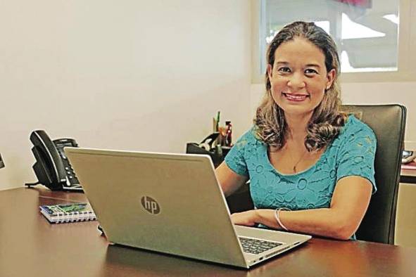 Omaira Michelle Rodríguez. Subdirectora de Desarrollo de Capacidades Científicas y Tecnológicas de la Senacyt D. Reivindica la relevancia del profesional panameño que sale al exterior a capacitarse y regresa al país para aportar. “La evidencia científica existe por algo, no podemos desconocerla, está hecha de manera rigurosa, no por una opinión de las personas. Si tomáramos más en cuenta la evidencia científica, seríamos un país diferente”. Omaira Michelle Rodríguez. Subdirectora de Desarrollo de Capacidades Científicas y Tecnológicas de la Senacyt D. Reivindica la relevancia del profesional panameño que sale al exterior a capacitarse y regresa al país para aportar. “La evidencia científica existe por algo, no podemos desconocerla, está hecha de manera rigurosa, no por una opinión de las personas. Si tomáramos más en cuenta la evidencia científica, seríamos un país diferente”.