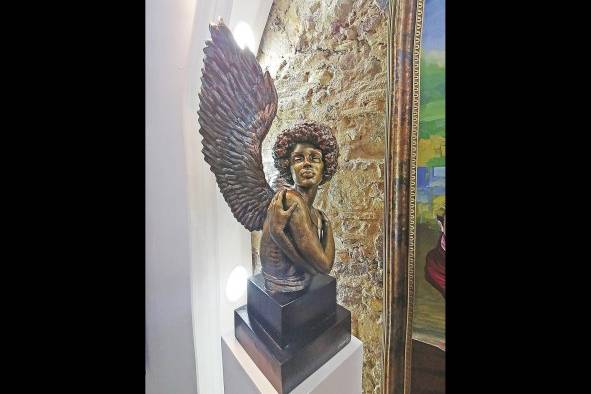 'El ángel negro' es una escultura creada por Colina para representar la multirracialidad fuera de los prejuicios. 'El ángel negro' es una escultura creada por Colina para representar la multirracialidad fuera de los prejuicios.