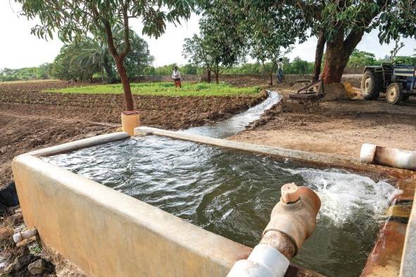 El agua está en el epicentro del desarrollo sostenible y es fundamental en el plano socioeconómico. El agua está en el epicentro del desarrollo sostenible y es fundamental en el plano socioeconómico.