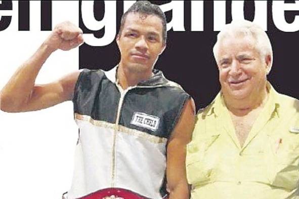 Johan 'Manotas' González (i), junto a su apoderado Manuel Pérez Barreiro. Johan 'Manotas' González (i), junto a su apoderado Manuel Pérez Barreiro.