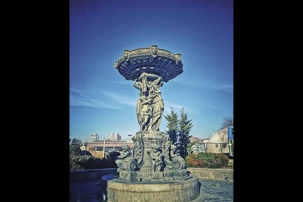 Una estatua dedicada a las ninfas de agua se halla en la entrada. Una estatua dedicada a las ninfas de agua se halla en la entrada.