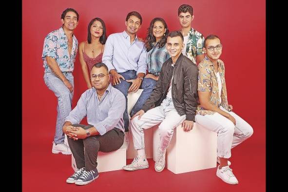 El elenco de la obra y su director. El elenco de la obra y su director.