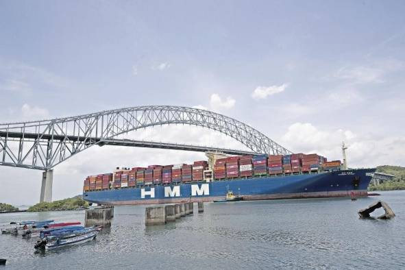 Un buque portacontenedores transita por el Canal de Panamá en una imagen de archivo. Un buque portacontenedores transita por el Canal de Panamá en una imagen de archivo.