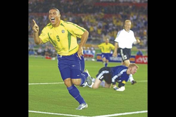 El brasileño Ronaldo Nazário celebrando un gol ante Alemania en la final de la Copa Mundial de la FIFA Corea del Sur-Japón 2002. El brasileño Ronaldo Nazário celebrando un gol ante Alemania en la final de la Copa Mundial de la FIFA Corea del Sur-Japón 2002.