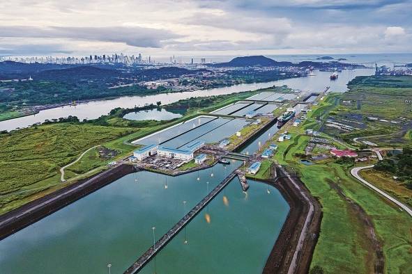 En Panamá solemos abastecernos de fuentes de agua superficial como el lago Gatún. En Panamá solemos abastecernos de fuentes de agua superficial como el lago Gatún.