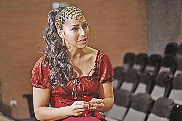 Anita Loynaz Bailaora. Cuando pisa el escenario, el flamenco se vive, se siente y se respira en cada una de sus expresiones. Uno se le queda mirando como los niños a un mago ilusionista: con fascinación, con emoción, con deseo de descubrir qué hay detrás de esa danza hipnótica gitana que ella protagoniza. “El baile siempre ha sido mi mejor terapeuta, y el flamenco, a través de sus palos y ritmos, es especial para trabajar las emociones”. Anita Loynaz Bailaora. Cuando pisa el escenario, el flamenco se vive, se siente y se respira en cada una de sus expresiones. Uno se le queda mirando como los niños a un mago ilusionista: con fascinación, con emoción, con deseo de descubrir qué hay detrás de esa danza hipnótica gitana que ella protagoniza. “El baile siempre ha sido mi mejor terapeuta, y el flamenco, a través de sus palos y ritmos, es especial para trabajar las emociones”.