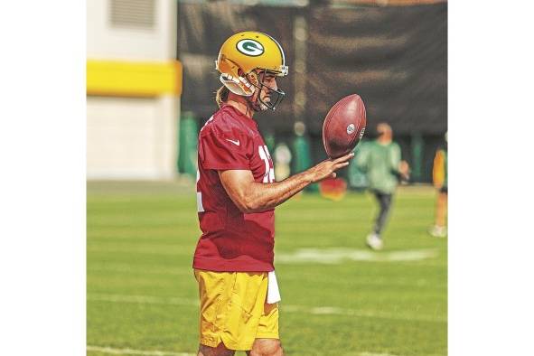 Aaron Rodgers durante un entrenamiento con su equipo Aaron Rodgers durante un entrenamiento con su equipo