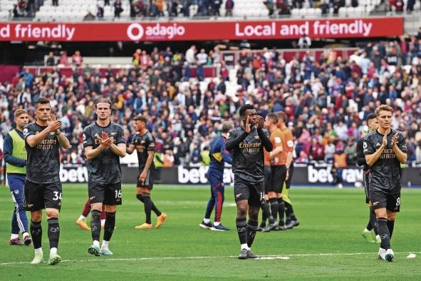 Jugadores del Arsenal saludan a los aficionados de su equipo. Jugadores del Arsenal saludan a los aficionados de su equipo.