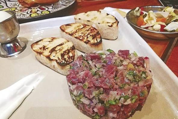 Yafo, tartar de angus, mix tartar, limón encurtido, alioli de mostaza, huevo, tostaditas Yafo, tartar de angus, mix tartar, limón encurtido, alioli de mostaza, huevo, tostaditas