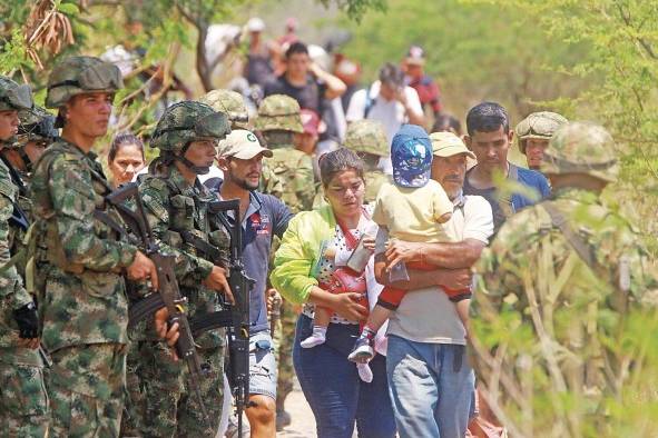 Miles de venezolanos abandonan el país diariamente Miles de venezolanos abandonan el país diariamente