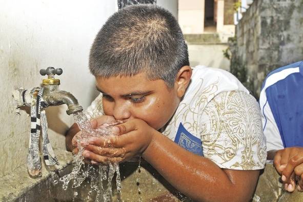 Obtener acceso al agua potable implica contar con una estructura que permita conducir el agua desde las fuentes mejoradas hasta el punto de entrega a las casas. Obtener acceso al agua potable implica contar con una estructura que permita conducir el agua desde las fuentes mejoradas hasta el punto de entrega a las casas.