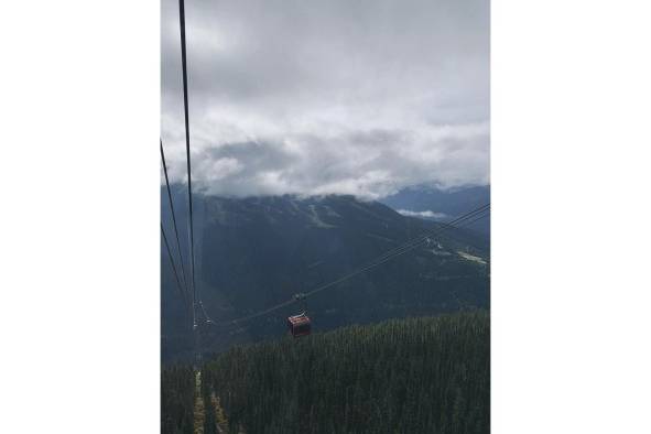Las montañas en Whistler se unen por una góndola. Las montañas en Whistler se unen por una góndola.