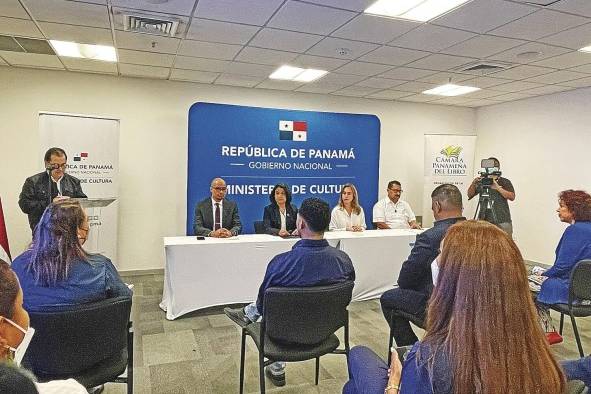 En la mesa principal se encuentran el director de Derechos Culturales y Ciudadanía, Enrique Noel; la ministra de MiCultura, Giselle González Villarrué; la representante suplente de la Junta Comunal de Bella Vista, Caterina Sáenz, y el promotor de lectura de MiCultura, Carlos Fong En la mesa principal se encuentran el director de Derechos Culturales y Ciudadanía, Enrique Noel; la ministra de MiCultura, Giselle González Villarrué; la representante suplente de la Junta Comunal de Bella Vista, Caterina Sáenz, y el promotor de lectura de MiCultura, Carlos Fong