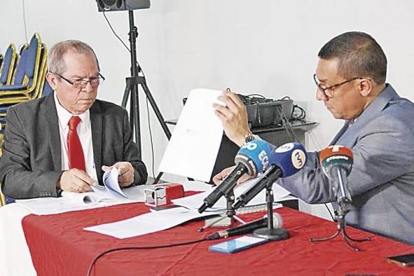 El actual fiscal del PRD, Roy Torres recibe de manos del ex fiscal, Víctor 'Chachi' de Gracia una denuncia contra Martín Torrijos en la que se solicita su expulsión del partido. El actual fiscal del PRD, Roy Torres recibe de manos del ex fiscal, Víctor 'Chachi' de Gracia una denuncia contra Martín Torrijos en la que se solicita su expulsión del partido.
