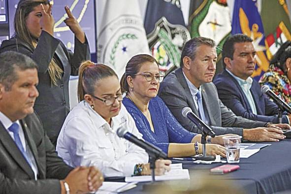 Desde una ejecutiva “torre de control”, el Gobierno Nacional coordina cinco importantes mesas de trabajo contra el COVID-19 Desde una ejecutiva “torre de control”, el Gobierno Nacional coordina cinco importantes mesas de trabajo contra el COVID-19