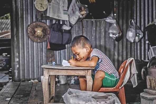 El desmejoramiento del sistema educativo y la brecha de género son otros problemas causados por la desigualdad. El desmejoramiento del sistema educativo y la brecha de género son otros problemas causados por la desigualdad.