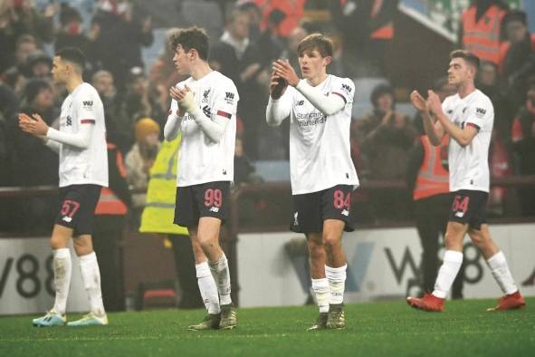 El equipo juvenil del Liverpool cayó 4-0 ante el Aston Villa en los cuartos de final de la Carabao Cup. El equipo juvenil del Liverpool cayó 4-0 ante el Aston Villa en los cuartos de final de la Carabao Cup.