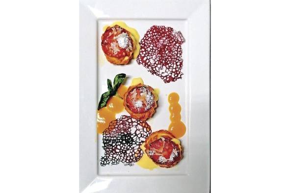 Cracqueline relleno de torta de mango con salsa de mango, salsa cítrica y Tulipas Cracqueline relleno de torta de mango con salsa de mango, salsa cítrica y Tulipas